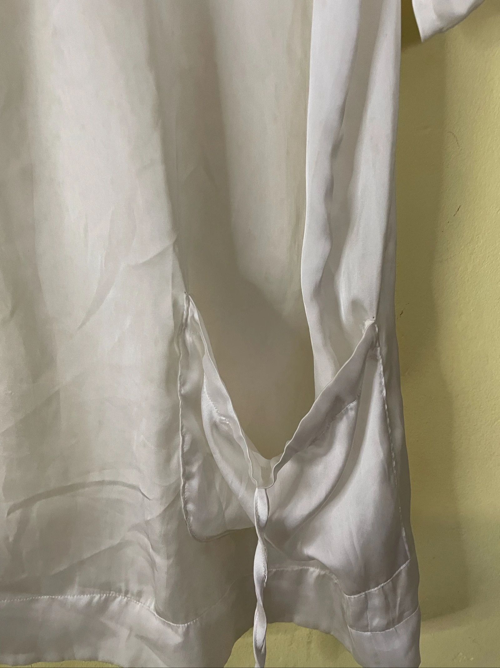 Satijnwitte lange tuniek / blouse met V-hals en zakken met strik – photo 10